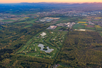 Vue aérienne de Parcours de golf Dreihof vu du nord-est à le quartier Niederhochstadt in Hochstadt dans le département Rhénanie-Palatinat, Allemagne