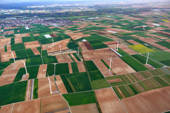 Vue aérienne de Parc éolien entre Offenbach et Herxheim vu du nord à Offenbach an der Queich dans le département Rhénanie-Palatinat, Allemagne