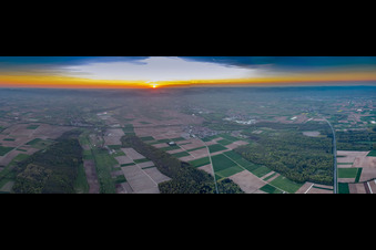 Vue aérienne de Panorama au coucher du soleil depuis l'est à Steinweiler dans le département Rhénanie-Palatinat, Allemagne