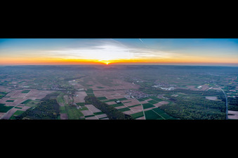 Vue aérienne de Coucher de soleil sur le paysage de la plaine du Rhin palatin à Steinweiler dans le département Rhénanie-Palatinat, Allemagne