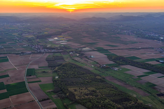Vue aérienne de Vue du village au coucher du soleil depuis l'est à Winden dans le département Rhénanie-Palatinat, Allemagne