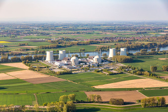 Vue aérienne de Blocs réacteurs, structures de tours de refroidissement et installations de la centrale nucléaire - centrale nucléaire - centrale nucléaire à Biblis dans le département Hesse, Allemagne