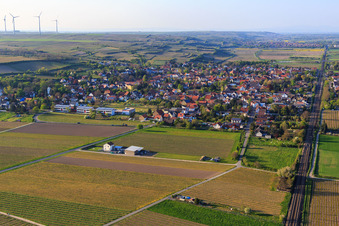 Vue aérienne de Vue du village le long de la voie ferrée depuis le sud à Alsheim dans le département Rhénanie-Palatinat, Allemagne
