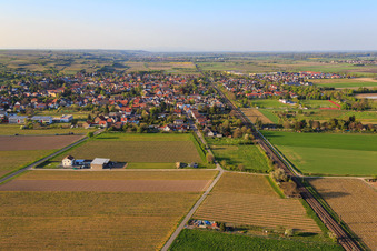 Vue aérienne de Vue du village le long de la voie ferrée depuis le sud à Alsheim dans le département Rhénanie-Palatinat, Allemagne