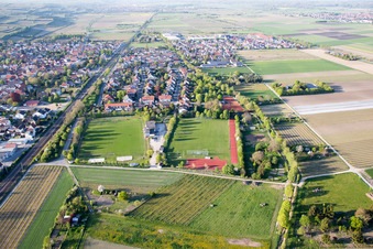 Vue aérienne de Vue des rues et des maisons dans les quartiers résidentiels à Alsheim dans le département Rhénanie-Palatinat, Allemagne