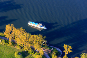 Vue aérienne de Rive du Rhin avec rampe OTAN Guntersblum à Guntersblum dans le département Rhénanie-Palatinat, Allemagne