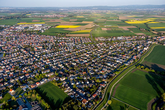 Vue aérienne de Vue des rues et des maisons dans les quartiers résidentiels à Stockstadt am Rhein dans le département Hesse, Allemagne