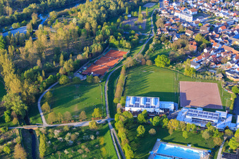 Vue aérienne de Terrains de sport du département de tennis du SKG Stockstadt et de l'Altrheinhalle à Stockstadt am Rhein dans le département Hesse, Allemagne