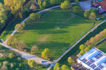 Vue aérienne de Terrains de sport du SKG Stockstadt et de l'Altrheinhalle à Stockstadt am Rhein dans le département Hesse, Allemagne