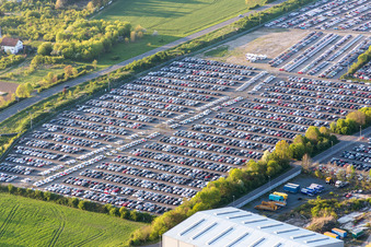 Vue aérienne de Parking et aire de stockage pour voitures de ARS Altmann AG Automobillogistik - Filiale Riedstadt dans le district de Goddelau à Riedstadt dans le département Hesse, Allemagne