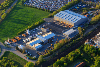 Vue aérienne de Zone industrielle de Goddelau avec HFT GmbH et Hellmich Kranservice GmbH - travaux de grue à Riedstadt dans le département Hesse, Allemagne