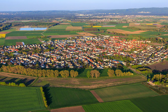 Vue aérienne de Vue de la ville depuis l'ouest à le quartier Crumstadt in Riedstadt dans le département Hesse, Allemagne
