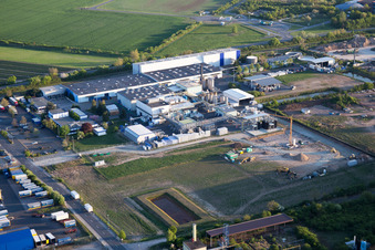 Vue aérienne de Zone industrielle et commerciale NO avec Nalco Deutschland Manufacturing GmbH à Biebesheim am Rhein dans le département Hesse, Allemagne