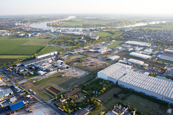 Zone industrielle et commerciale NO avec Grieshaber Logistic Group AG à Biebesheim am Rhein dans le département Hesse, Allemagne hors des airs