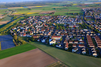 Vue aérienne de Rue Frankensteiner à Gernsheim dans le département Hesse, Allemagne