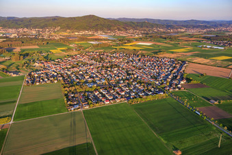 Vue aérienne de Vue d'ensemble de la ville depuis l'ouest à le quartier Hähnlein in Alsbach-Hähnlein dans le département Hesse, Allemagne