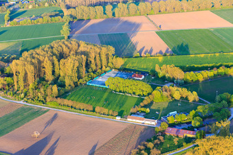 Vue aérienne de Terrains de sport de TC - 82 Hähnlein et SKV Hähnlein eV à le quartier Hähnlein in Alsbach-Hähnlein dans le département Hesse, Allemagne