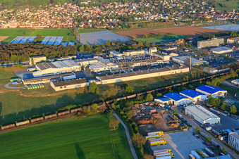 Vue aérienne de Intersnack Deutschland SE usine d'Alsbach depuis l'ouest à le quartier Sandwiese in Alsbach-Hähnlein dans le département Hesse, Allemagne