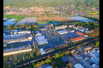 Vue aérienne de En d. Zone commerciale Pfarrtanne avec EDEKA DEICHMANN et ALDI à le quartier Sandwiese in Alsbach-Hähnlein dans le département Hesse, Allemagne