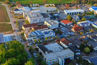 Vue d'oiseau de Zone industrielle de Sandwiesen avec Laetus à le quartier Sandwiese in Alsbach-Hähnlein dans le département Hesse, Allemagne