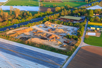 Vue aérienne de Centre de recyclage BASK (entreprise Johann Winczy) et usine de compostage à le quartier Sandwiese in Alsbach-Hähnlein dans le département Hesse, Allemagne