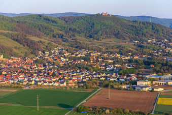 Vue aérienne de Vue de la ville en contrebas du château Alsbach à le quartier Alsbach in Alsbach-Hähnlein dans le département Hesse, Allemagne