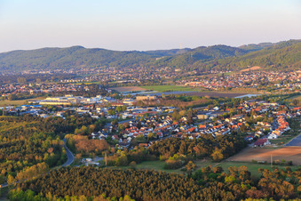 Vue aérienne de Vue de la ville depuis l'ouest à le quartier Sandwiese in Alsbach-Hähnlein dans le département Hesse, Allemagne