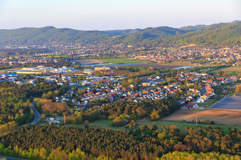 Vue aérienne de Vue de la ville depuis l'ouest à le quartier Sandwiese in Alsbach-Hähnlein dans le département Hesse, Allemagne