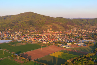 Vue aérienne de Vue de la ville au pied du Melibokus à Zwingenberg dans le département Hesse, Allemagne