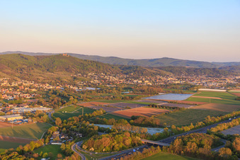 Vue aérienne de Vue de la ville en contrebas du château d'Alsbach à le quartier Auerbach in Bensheim dans le département Hesse, Allemagne