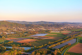 Vue aérienne de Vue de la ville en contrebas du château d'Alsbach à le quartier Auerbach in Bensheim dans le département Hesse, Allemagne