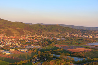 Vue aérienne de Vue de la ville depuis l'ouest à Zwingenberg dans le département Hesse, Allemagne