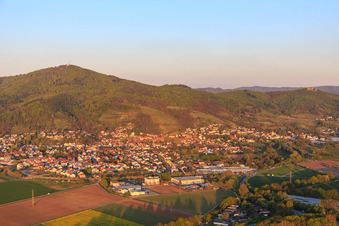 Vue aérienne de Vue de la ville au pied du Melibokus à Zwingenberg dans le département Hesse, Allemagne