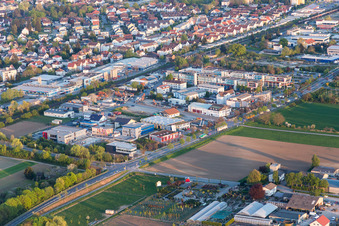 Vue aérienne de Zone industrielle et implantation d'entreprises à Bensheimer Ring à le quartier Auerbach in Bensheim dans le département Hesse, Allemagne