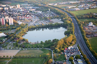 Vue aérienne de Zones riveraines sur la plage de sable de la piscine extérieure Badesee Bensheim à Bensheim dans le département Hesse, Allemagne