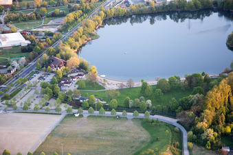 Vue aérienne de Zones riveraines sur la plage de sable de la piscine extérieure Badesee Bensheim à Bensheim dans le département Hesse, Allemagne
