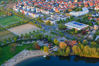 Vue aérienne de Lac de baignade Golf von Bensheim et Hôtel Seeblick à Bensheim dans le département Hesse, Allemagne