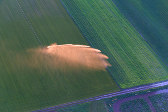 Vue aérienne de Arroseurs pour l'irrigation des champs à la lumière du soir à Einhausen dans le département Hesse, Allemagne