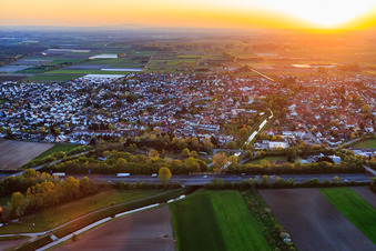 Vue aérienne de Cours de la Weschnitz à travers la ville et sous l'A67 à le quartier Grosshausen in Einhausen dans le département Hesse, Allemagne
