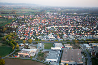 Vue oblique de Vue des rues et des maisons dans les quartiers résidentiels à Lorsch dans le département Hesse, Allemagne