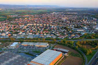 Vue aérienne de Pharmacie dm à Lorsch dans le département Hesse, Allemagne