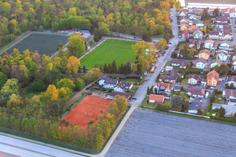 Vue aérienne de Terrains de sport de la Sportgemeinde Einhausen 1919 eV et du TC Einhausen à Einhausen dans le département Hesse, Allemagne