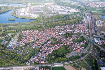 Vue aérienne de Entre B9 et l'usine de camions Daimler à Wörth am Rhein dans le département Rhénanie-Palatinat, Allemagne