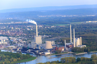 Vue aérienne de EnBW Energie Baden-Württemberg AG, centrale à vapeur du port du Rhin Karlsruhe à le quartier Daxlanden in Karlsruhe dans le département Bade-Wurtemberg, Allemagne