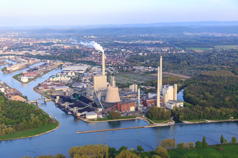 Vue aérienne de EnBW Energie Baden-Württemberg AG, centrale à vapeur du port du Rhin Karlsruhe à le quartier Daxlanden in Karlsruhe dans le département Bade-Wurtemberg, Allemagne