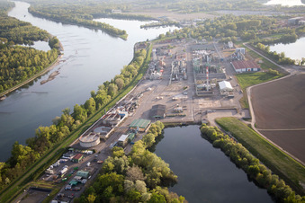 Vue aérienne de L'industrie sur le Rhin à Lauterbourg dans le département Bas Rhin, France