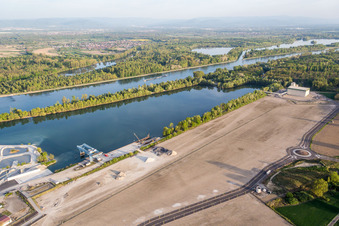 Vue aérienne de Chantier de construction des nouvelles installations portuaires du Port Autonome de Strasbourg sur les rives du Rhin à Lauterbourg dans le département Bas Rhin, France