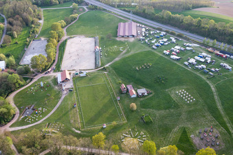 Vue aérienne de Hippodrome de l'hippodrome - Piste de trot du Haras de la Née à Néewiller-prés-Lauterbourg à Neewiller-près-Lauterbourg dans le département Bas Rhin, France