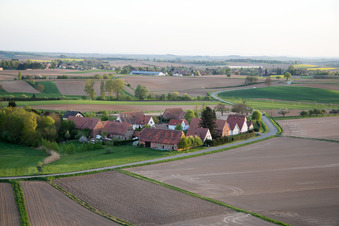 Vue aérienne de Frohnackerhof à Schleithal dans le département Bas Rhin, France