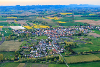 Vue aérienne de Vue de la ville depuis le sud à Kapsweyer dans le département Rhénanie-Palatinat, Allemagne